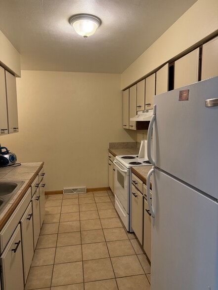 Building Photo - 2749 W 8th St