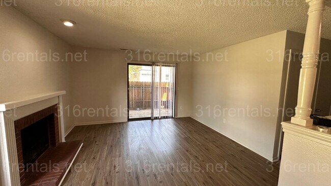 Building Photo - $895- 2 bedroom 1 bath - Apartment located...