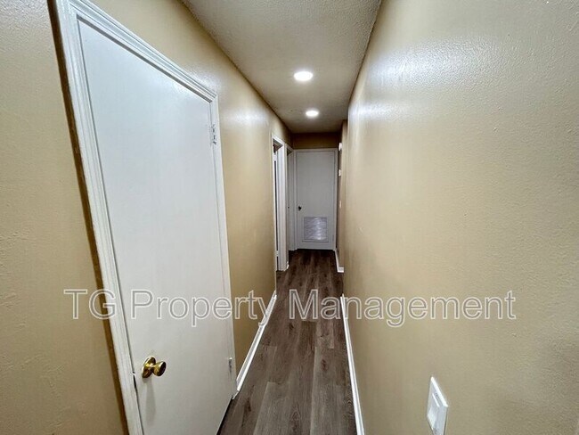 Building Photo - 467 Lombard St