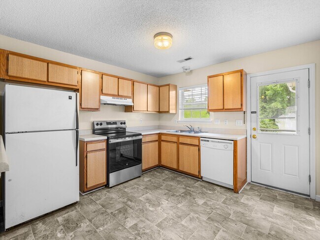 Building Photo - Midway Park Move In
