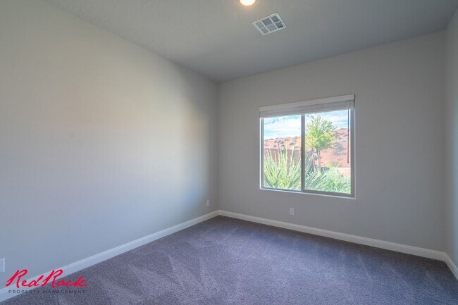 Building Photo - Stunning 4 Bedroom Home with Gorgeous Back...