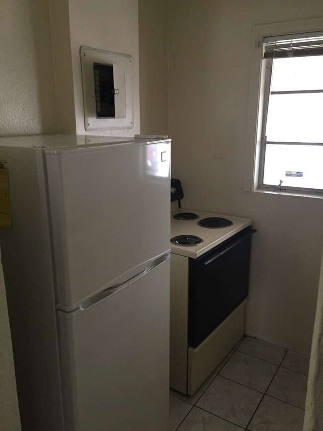 Building Photo - Nice 2-1 house by Walmart