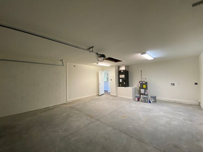 Building Photo - Custom Home - Desirable SE Ocala Neighborhood 3/2/2 **Won't Last**