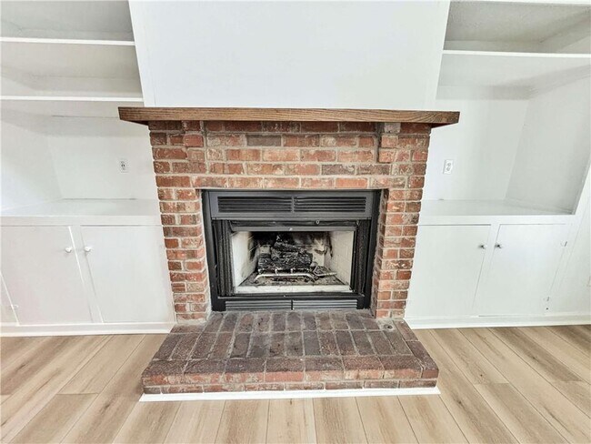 Building Photo - 5907 Brookside Dr SE