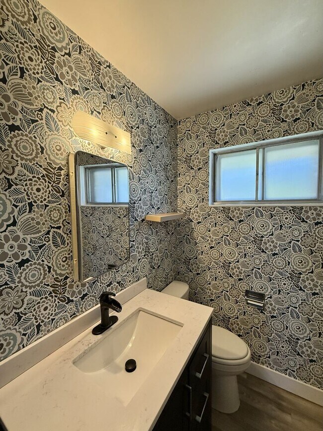 Building Photo - Cute, Comfy & Convenient — 4-Bedroom Ogden...