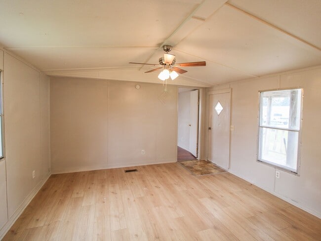 Building Photo - Close to downtown Pulaski!