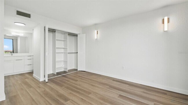 Building Photo - 900 Cove Cay Dr