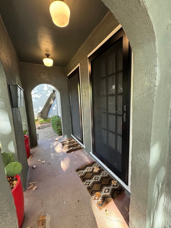 Building Photo - Charming 1 Bedroom 1 Bath Historic Duplex,...