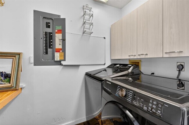 Building Photo - 411 Del Mar Dr