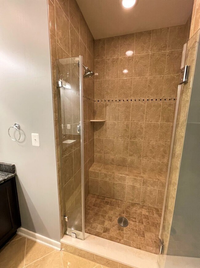 Building Photo - Lovely 3 BR/3.5 BA Townhome in Brookline!