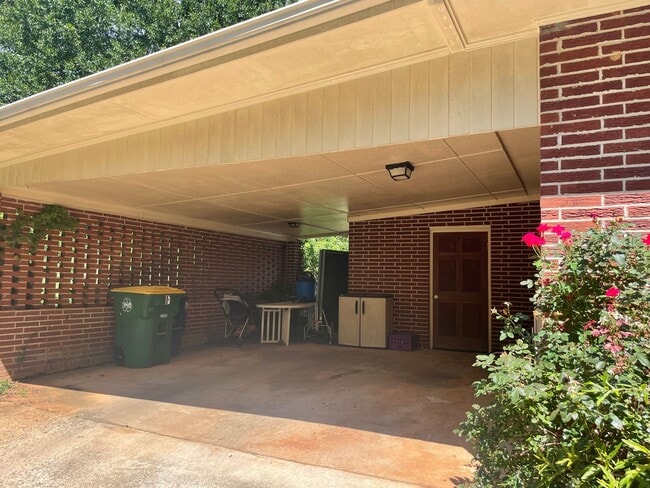 Building Photo - Crestview Home walking distance to Normaltown