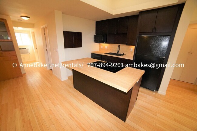 Building Photo - Downtown - PGE and Water/Sewer Included in the rent