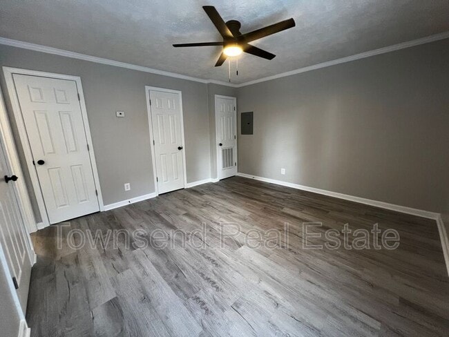 Building Photo - 5850 Century Oaks Dr