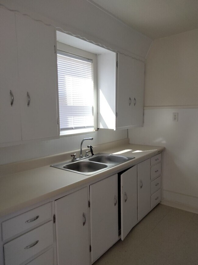 Building Photo - Cozy One Bedroom, One Bath House in Peaceful Location for $600!