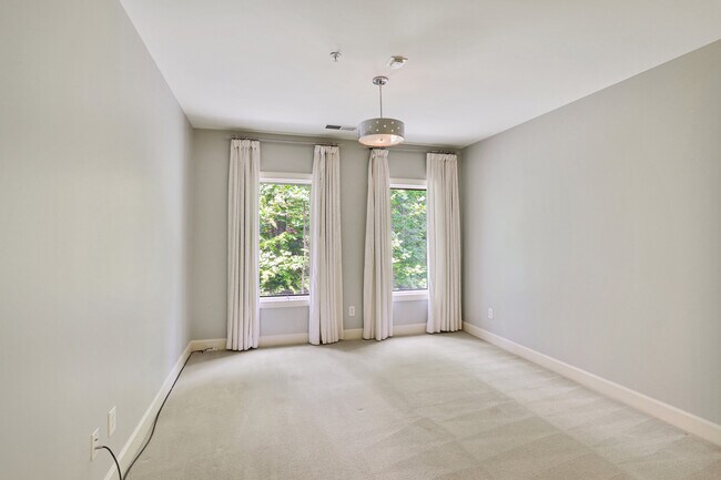 Building Photo - EXQUISITE VININGS/SMYRNA 3B/3.5BA W/ ELEVA...