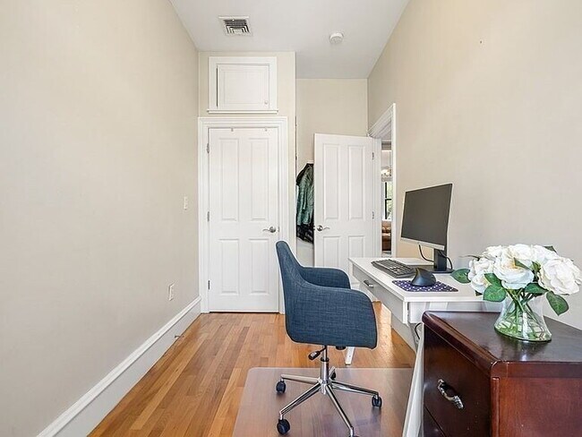 Building Photo - "Charming 2-Bed Oasis in the Heart of Boston's South End – Spacious 765 Sq Ft!"
