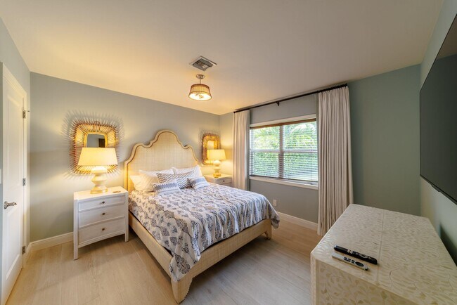 Building Photo - 225 Russlyn Dr