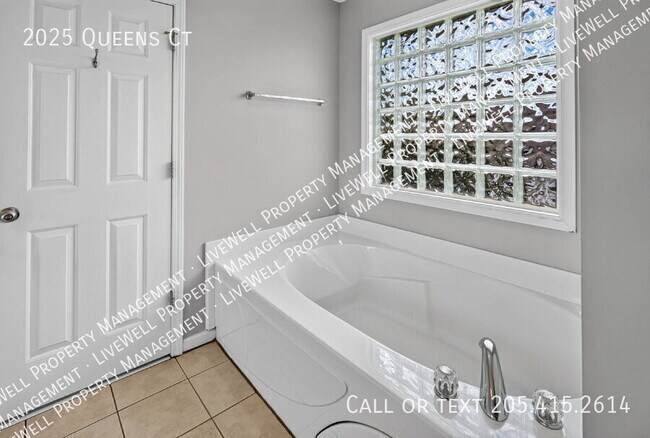 Building Photo - 2025 Queens Ct