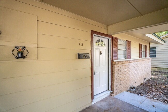 Building Photo - 3 Bedroom Updated Home in Little Rock