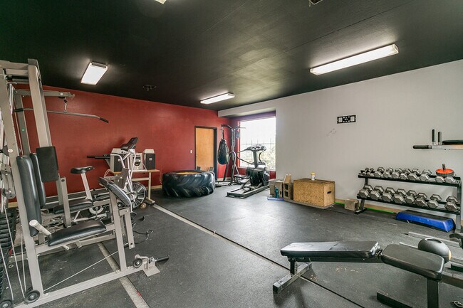 Building Photo - 2-Bedroom, 1-Bath 2-Story Townhouse Apartment Off Bailey Hill!