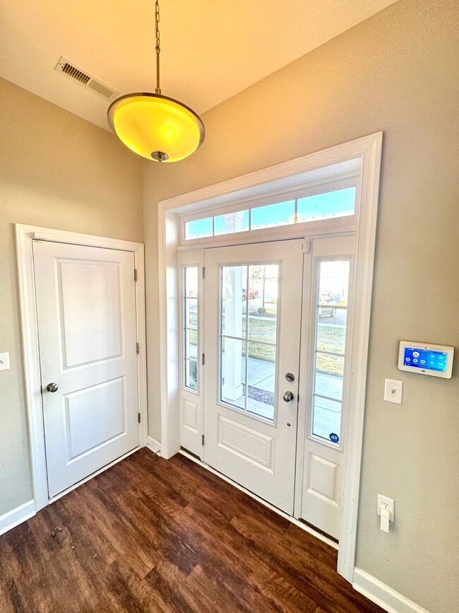 Building Photo - Experience Modern Coastal Living!