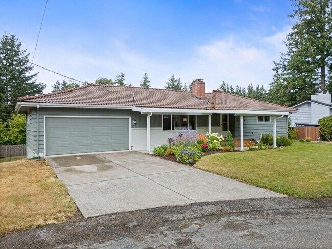 Building Photo - Spacious 4 Bed Lakewood Home w/ 2 Kitchens...