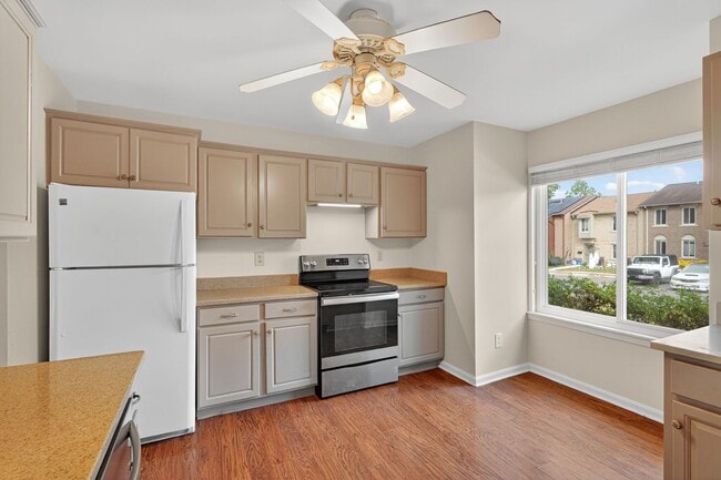 Building Photo - Charming End-Unit Townhome in Sought-After...