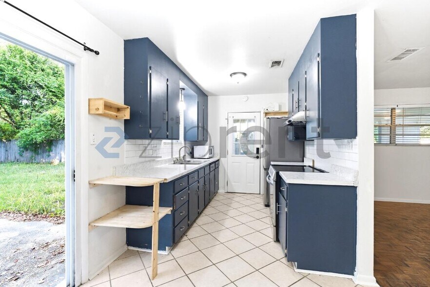 Building Photo - 918 E Montclair Rd