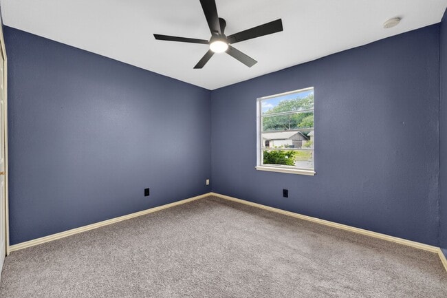 Building Photo - 302 Independence Dr