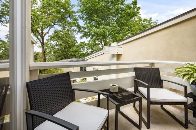 Building Photo - 2Bd/1.25Ba Seattle Townhouse