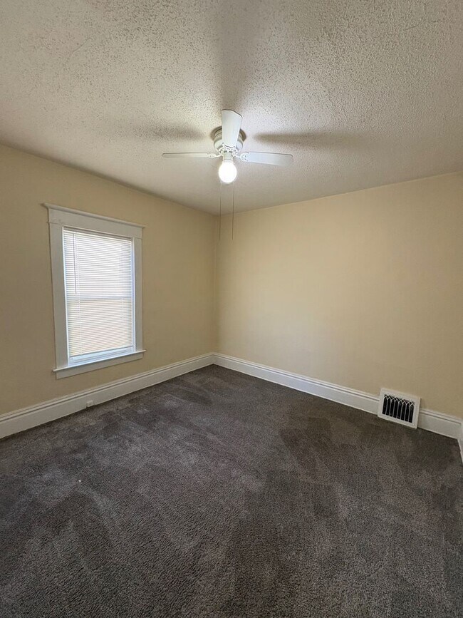 Building Photo - 117-119 S Gardiner Ave