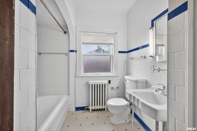 Building Photo - 318 W Columbia Ave