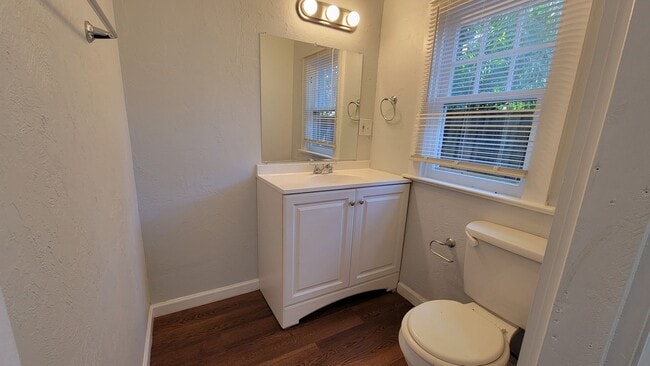 Building Photo - Charming Cottage Style 2 bed/1 bath Home N...