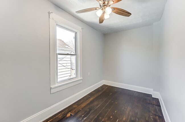Building Photo - Four Bedroom Available in Dayton!