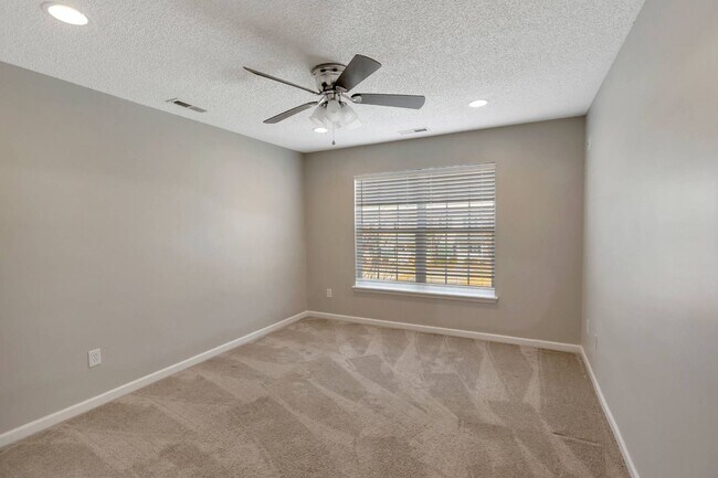 Building Photo - Lakes of Summerville