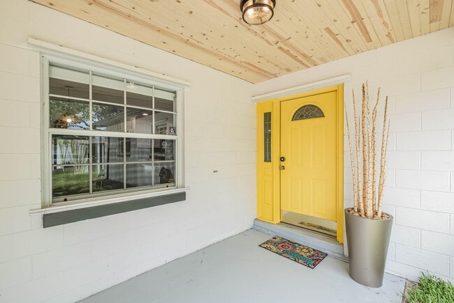 Building Photo - 320 Jamaica Dr