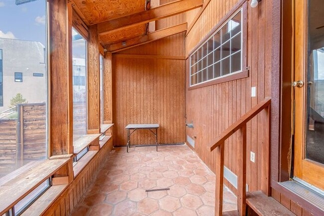 Building Photo - Redlands Escape - 2 Bedroom Condo with sunroom!