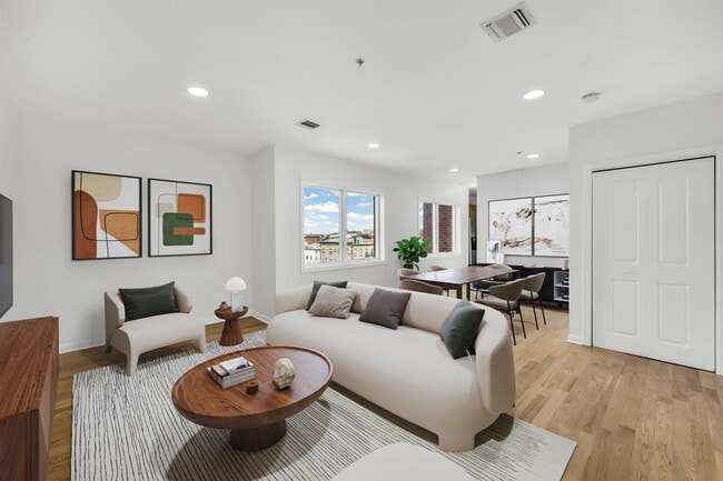 Building Photo - 605 New York Ave