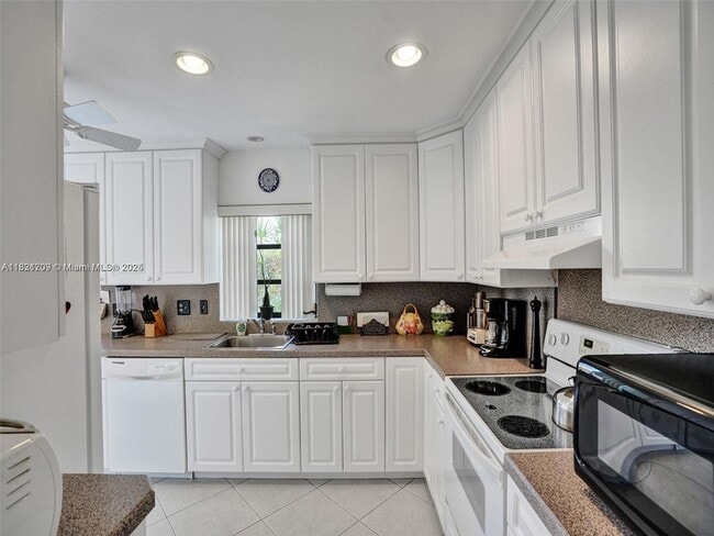 Building Photo - 8511 Casa Del Lago