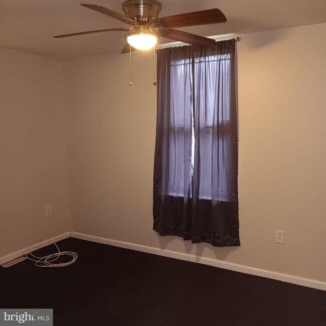 Building Photo - 1732 W Diamond St