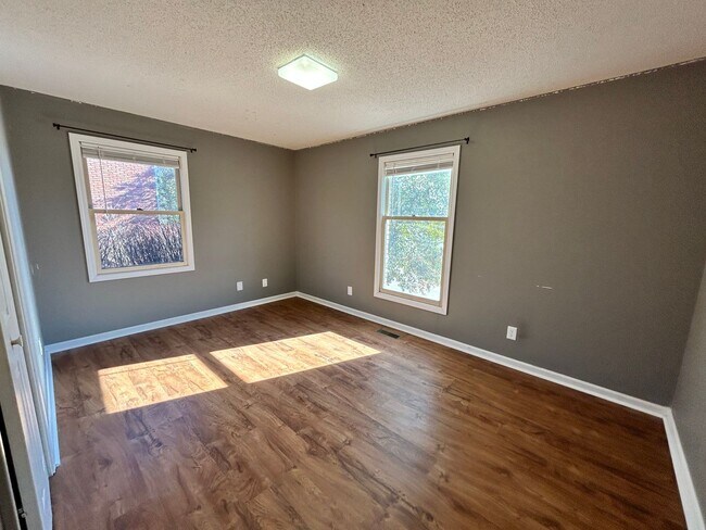 Building Photo - 1614 Wiswell Rd W