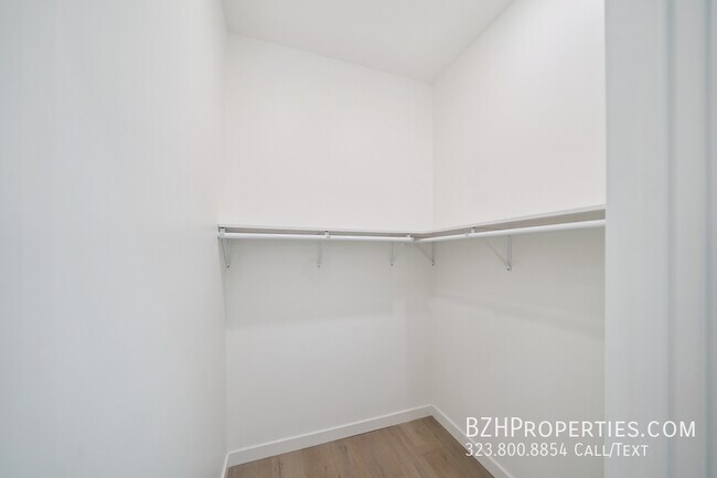 Building Photo - 1513 S Hayworth Ave
