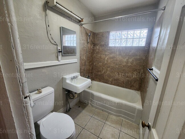 Building Photo - 1813 Woodland N