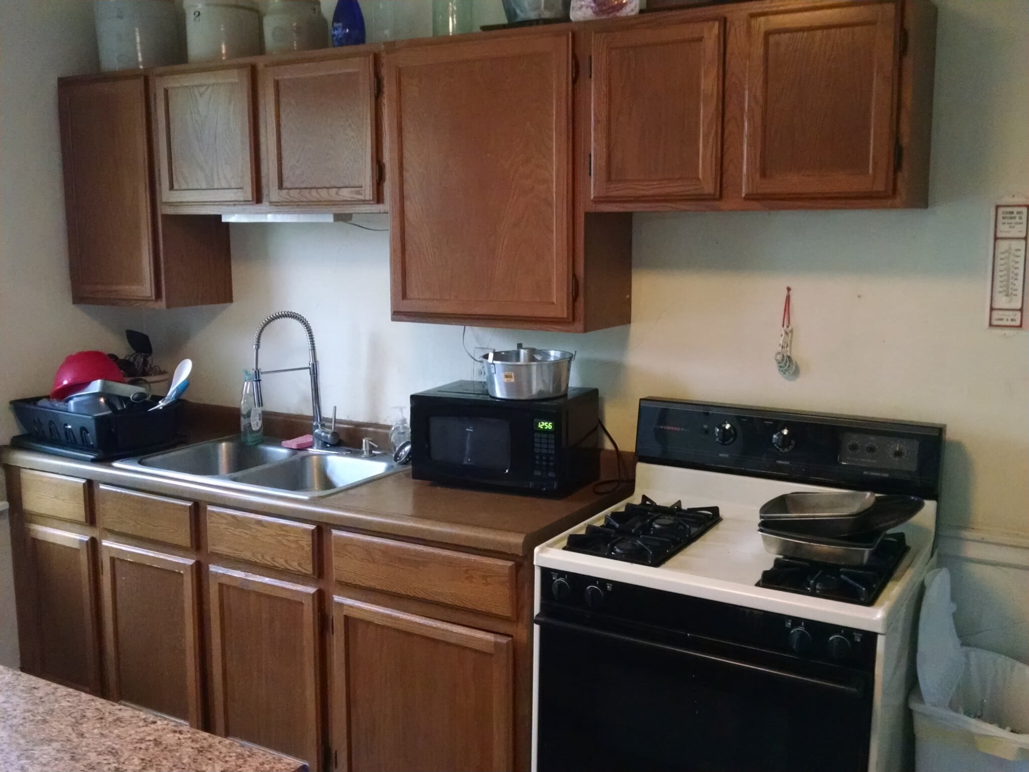 Kitchen - 3247 N Hackett Ave