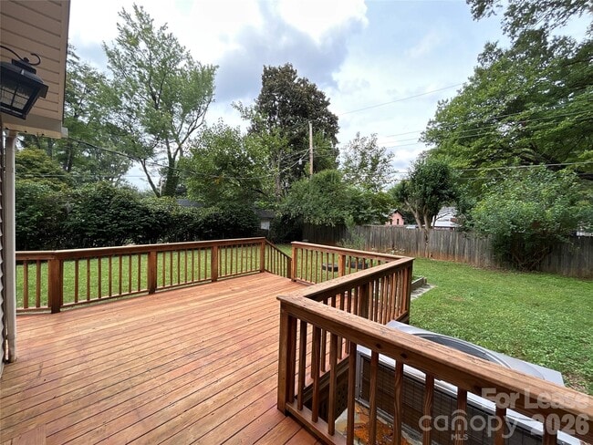 Building Photo - 1939 Sandhurst Dr