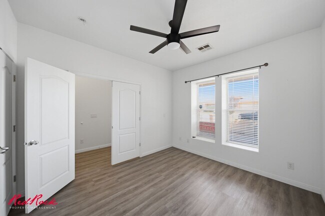 Building Photo - 3304 W Palomar