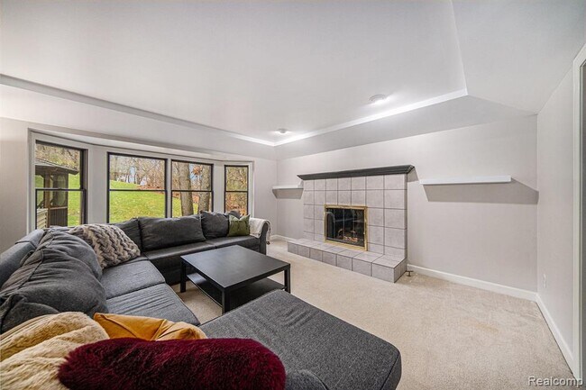 Building Photo - 695 Heritage Dr