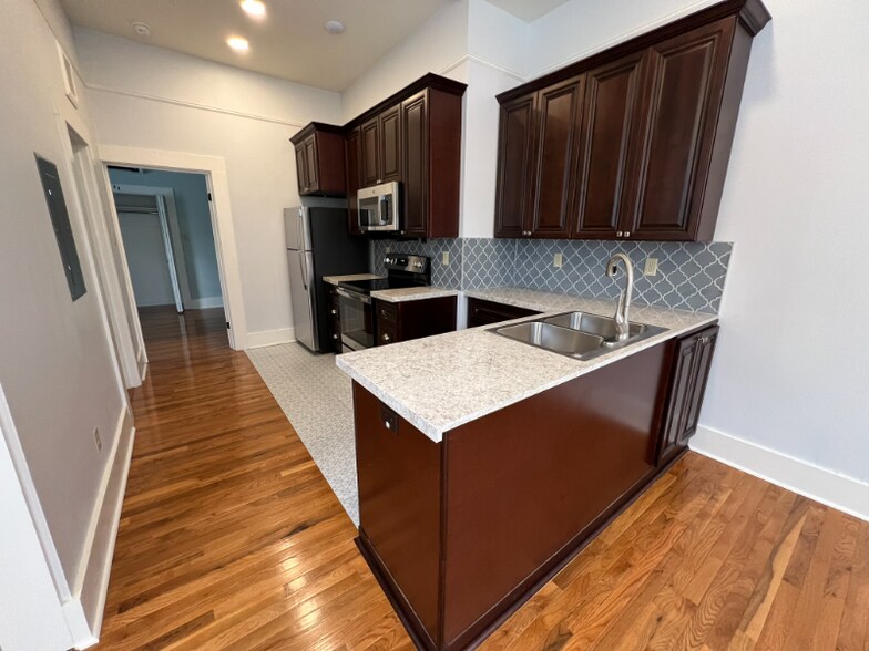 Building Photo - 516 E 8th St