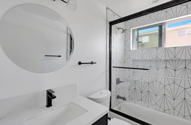 Building Photo - Newer Townhouse Available!