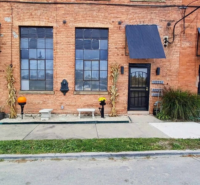 Building Photo - 227 Iron St